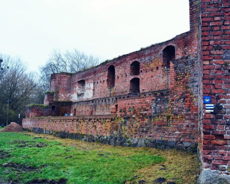 Ruiny Zamku Dybów i Gród Nieszawa w Toruniu