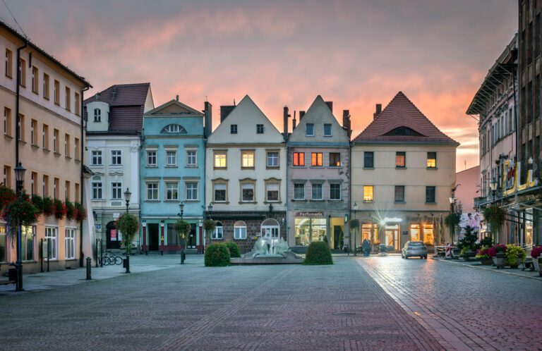 Ratusz i Rynek w Żarach