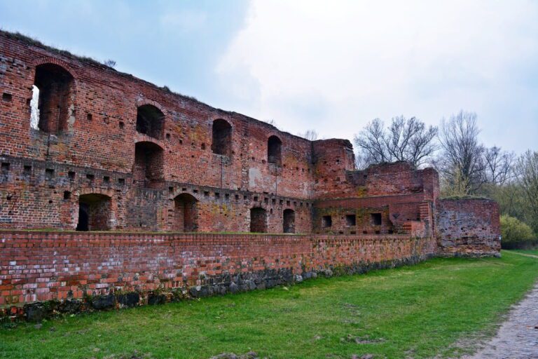Ruiny Zamku Dybów i Gród Nieszawa w Toruniu