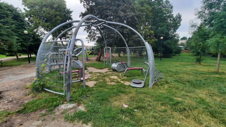 Siłownia outdoorowa przy jeziorku Magistrackim