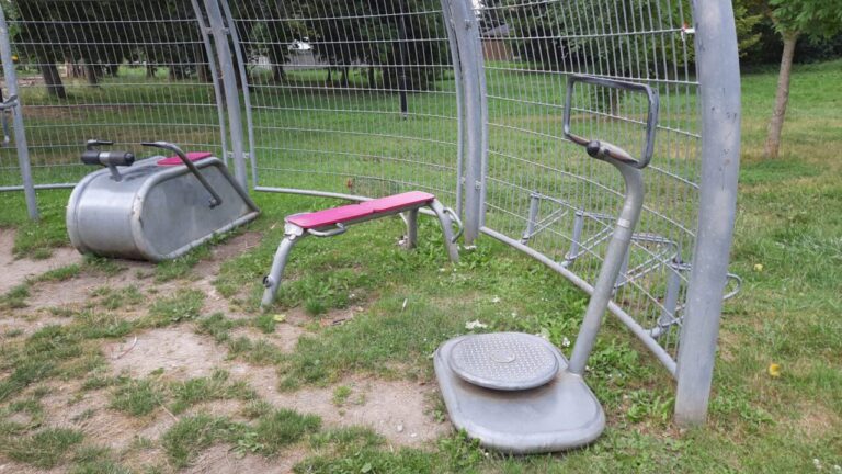 Siłownia outdoorowa przy jeziorku Magistrackim