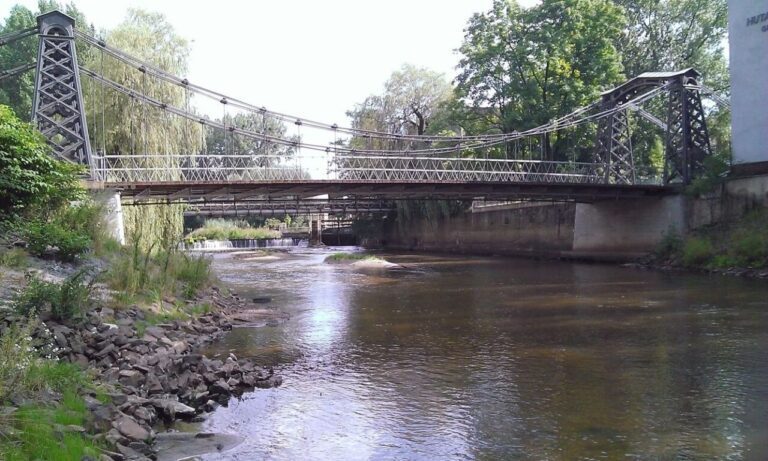 Żelazny most Wiszący w Ozimku