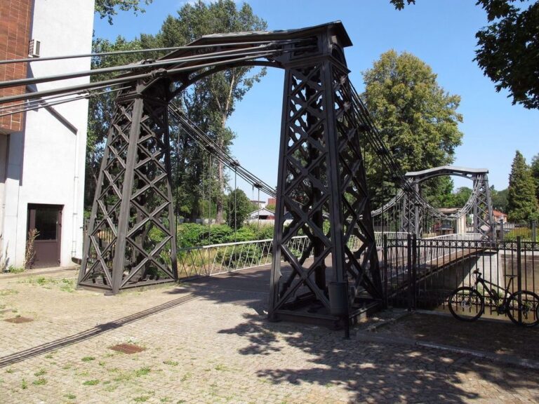 Żelazny most Wiszący w Ozimku