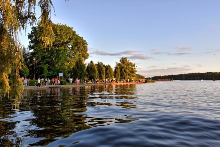 Park Miejski wzdłuż jez. Trzesiecko