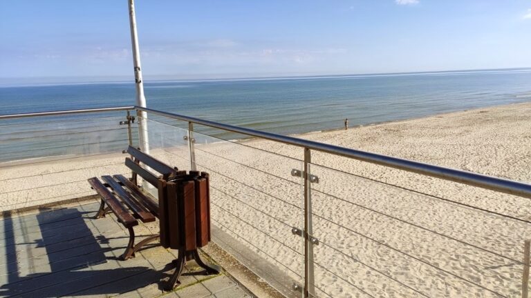 Taras widokowy na plaży w Grzybowie