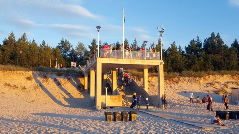 Taras widokowy na plaży w Grzybowie