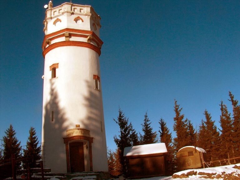 Wieża widokowa na Biskupiej Kopie (982 m n.p.m.)