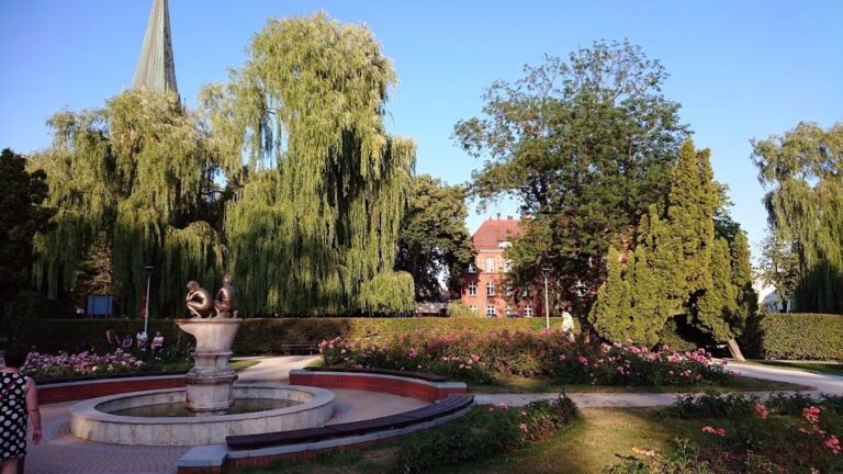 Park Miejski wzdłuż jez. Trzesiecko