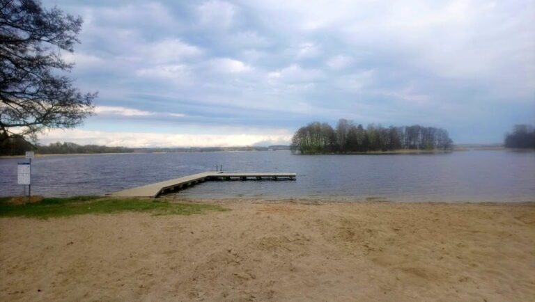 Plaża nad jeziorem Dadaj