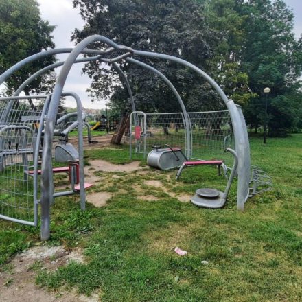 Siłownia outdoorowa przy jeziorku Magistrackim