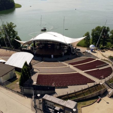 Amfiteatr nad jeziorem Czos w Mrągowie